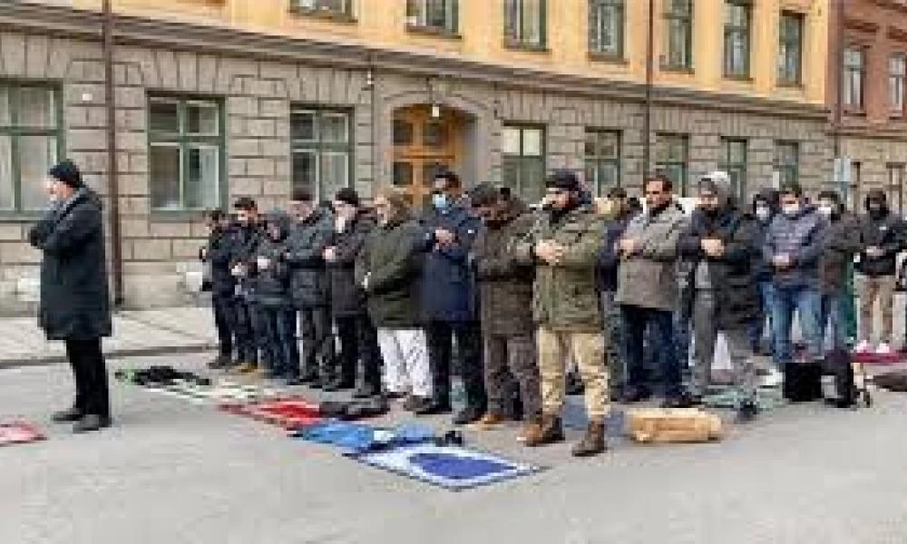 Mουσουλμάνοι διαμαρτύρονται κατά της ελευθερίας του λόγου: "Αλλάχ, κατάστρεψε την ενότητα τους"